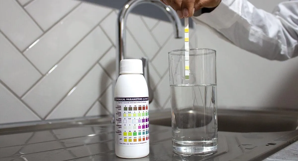 Testing tap water with a test strip